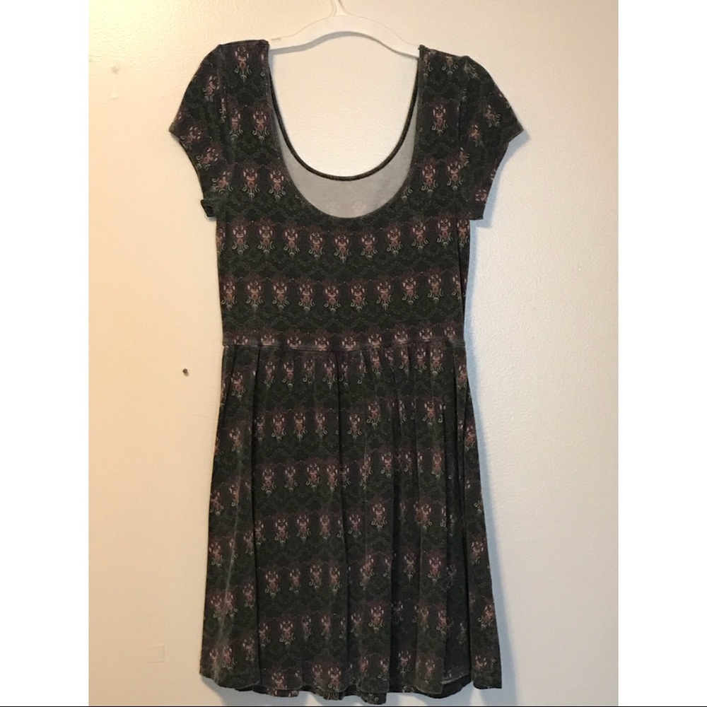 90s looking short sleeve dress.